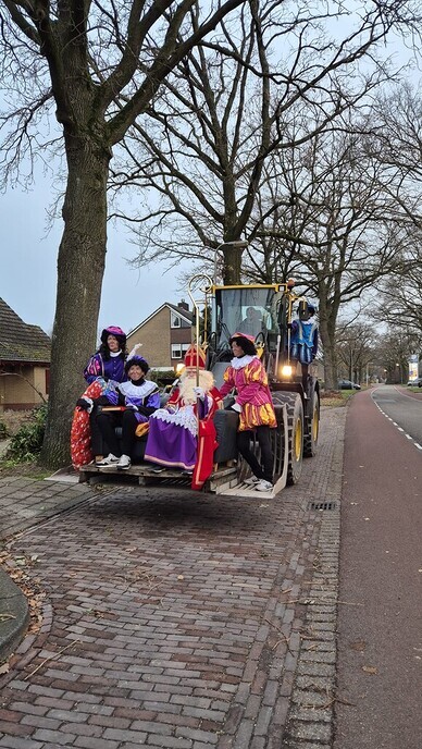 Sint en zijn Pieten bezoeken De Spiegel - Foto: Ingezonden foto