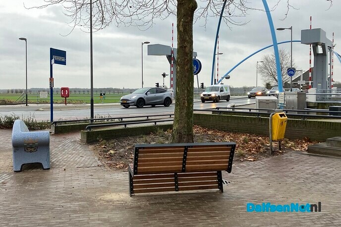 Staan de banken bij Vechtbrug nu op de goede plek? - Foto: Paul Scholten