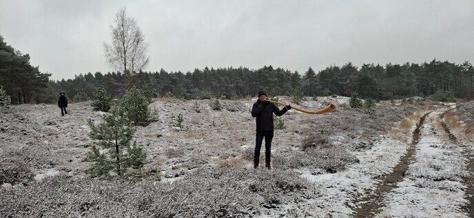 Midwinterhoornbloasen in de besneeuwde bossen - Foto: Ingezonden foto