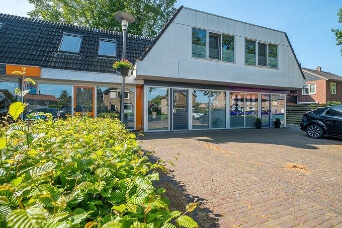 Centraal gelegen in Nieuwleusen-Noord bieden wij deze keurige bedrijfsruimte aan
