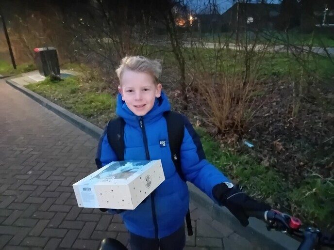 De Spiegel deelt de 2e taart uit. - Foto: Ingezonden foto