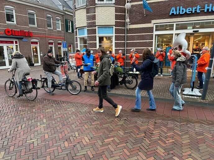 Dweilorkest bij presentatie “De Dalsur Bakfietse” - Foto: Ingezonden foto