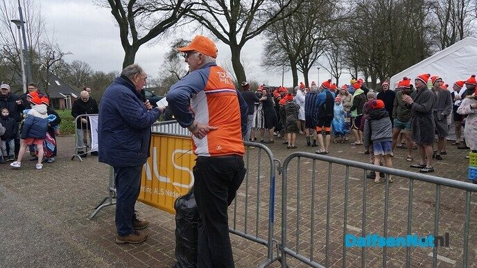 Nieuwjaarsduik 2025 in Dalfsen - Foto: Paul Scholten