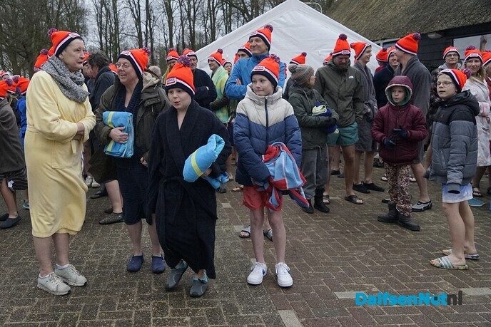Nieuwjaarsduik 2025 in Dalfsen - Foto: Paul Scholten
