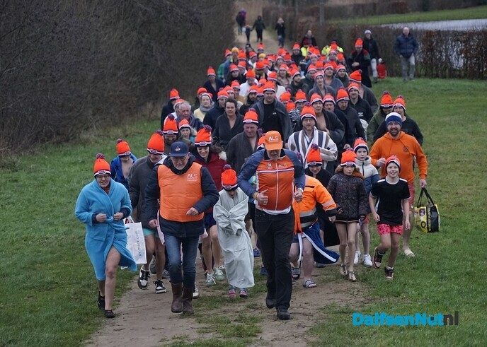Nieuwjaarsduik 2025 in Dalfsen - Foto: Paul Scholten