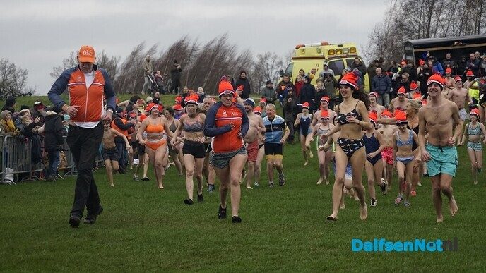 Nieuwjaarsduik 2025 in Dalfsen - Foto: Paul Scholten
