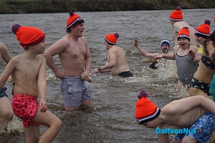 Nieuwjaarsduik 2025 in Dalfsen - Foto: Paul Scholten