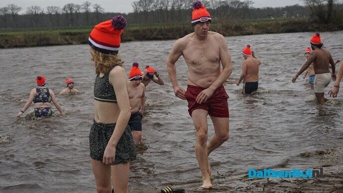 Nieuwjaarsduik 2025 in Dalfsen - Foto: Paul Scholten