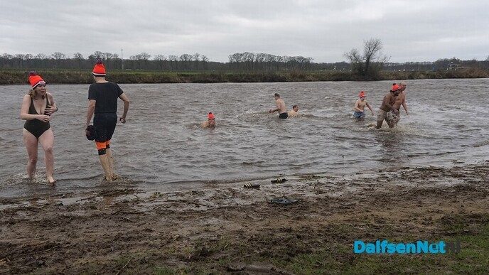Nieuwjaarsduik 2025 in Dalfsen - Foto: Paul Scholten