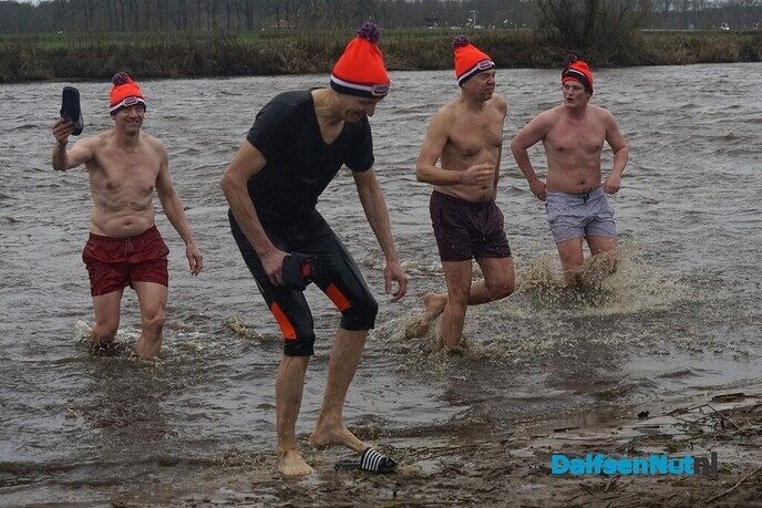 Nieuwjaarsduik 2025 in Dalfsen - Foto: Paul Scholten