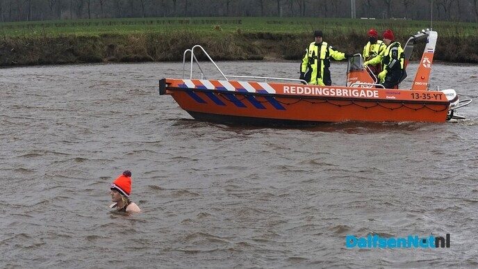 Nieuwjaarsduik 2025 in Dalfsen - Foto: Paul Scholten