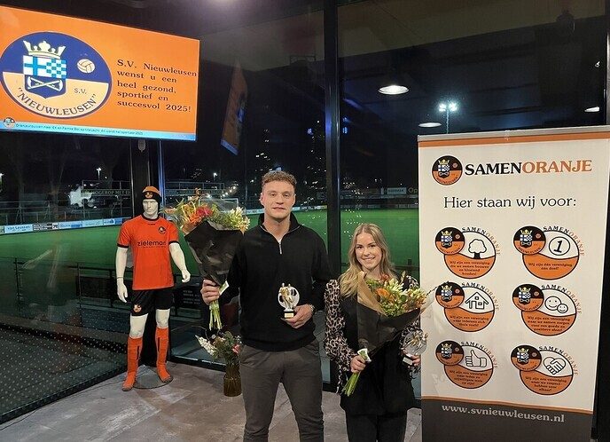 Uitreiking topscorerbokaal aan Mae van Spijker en Randy Vink - Foto: Ingezonden foto