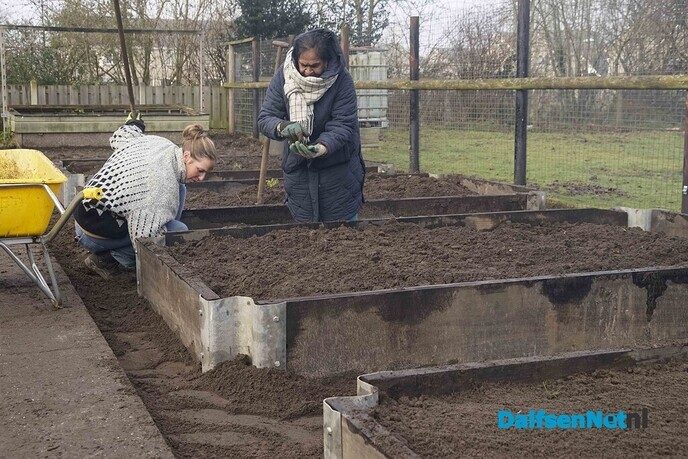 Aanleg moestuinbakken bij Villa Kakelbont - Foto: Paul Scholten