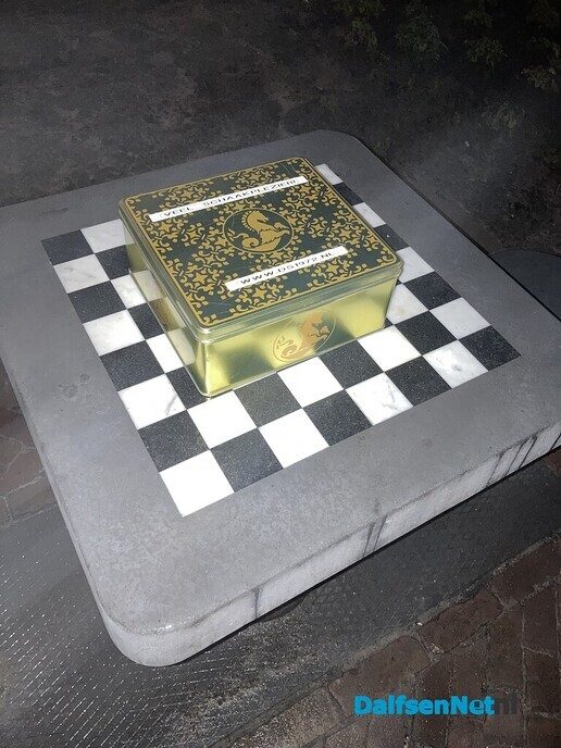 Schaakstukken Kerkplein zijn weer aanwezig! - Foto: Ingezonden foto