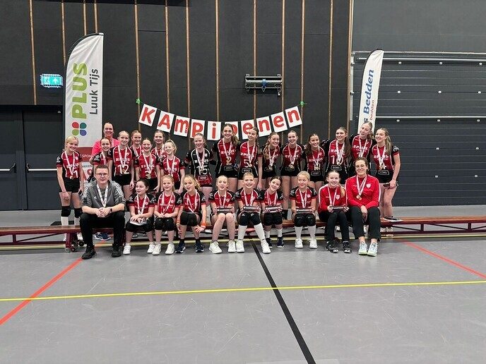 Flash Nieuwleusen huldigt haar kampioenen - Foto: Ingezonden foto