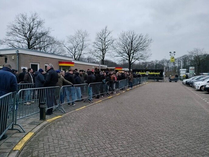 Normaal fans in de rij voor kaarten op sportpark Gerner