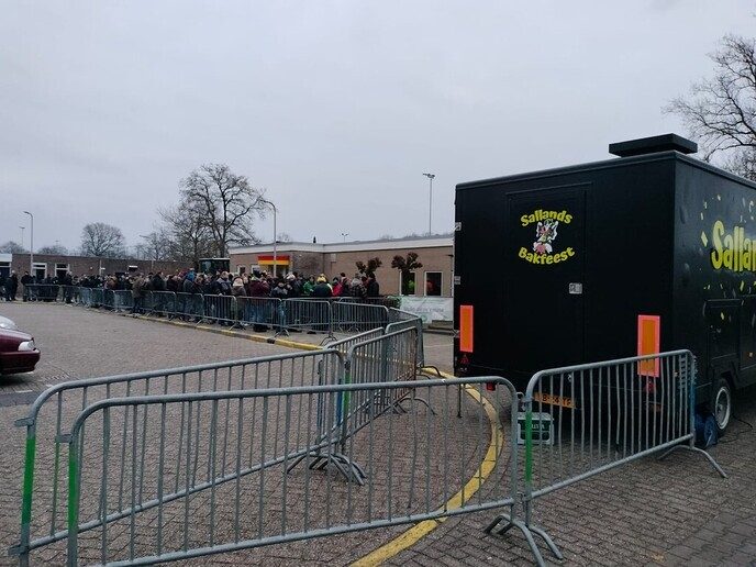 Normaal fans in de rij voor kaarten op sportpark Gerner