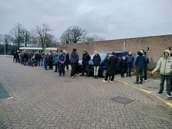 Normaal fans in de rij voor kaarten op sportpark Gerner
