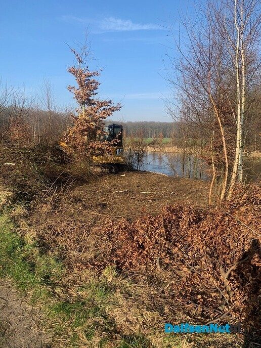 Start ruimen van bramen rond de stuw landgoed Den Berg. - Foto: Ingezonden foto