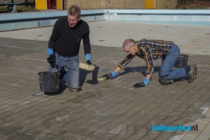 Vrijwilligers zwembad Gerner herstellen deel bodem ondiepe bad - Foto: Paul Scholten