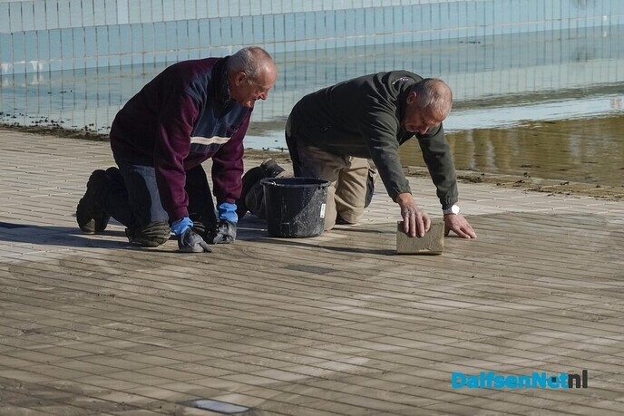 Vrijwilligers zwembad Gerner herstellen deel bodem ondiepe bad - Foto: Paul Scholten