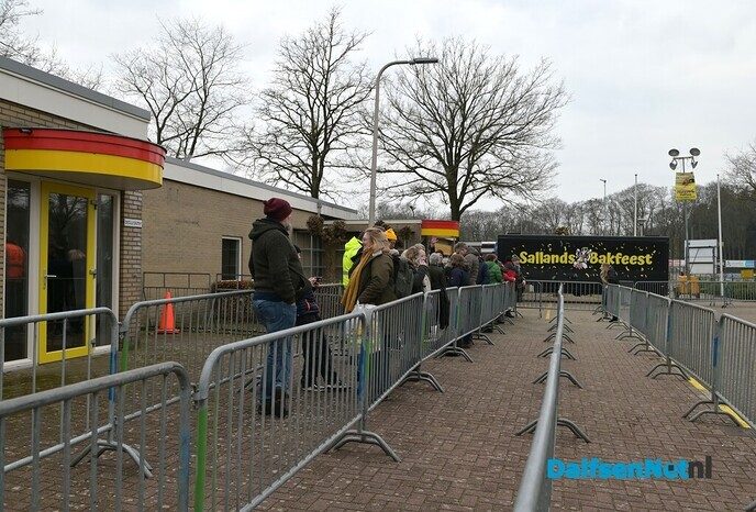 Normaal fans in de rij voor kaarten op sportpark Gerner - Foto: Johan Bokma