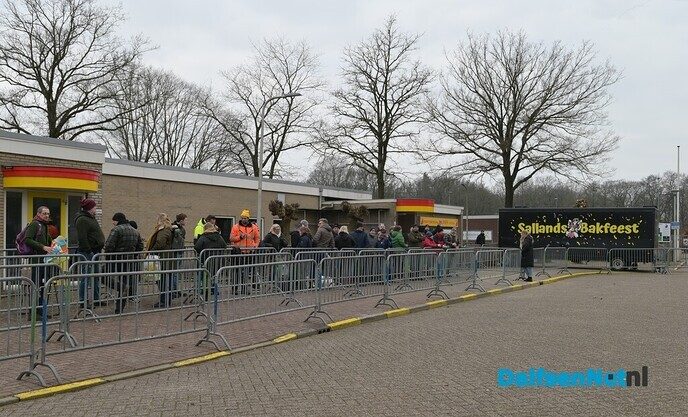 Normaal fans in de rij voor kaarten op sportpark Gerner - Foto: Johan Bokma