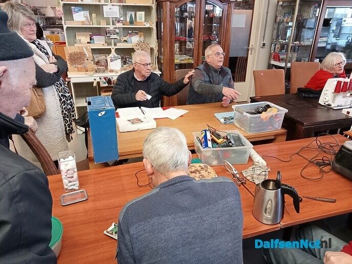 Het liep storm vandaag bij het Repair Cafè in Dalfsen - Foto: Wim