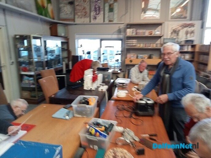 Het liep storm vandaag bij het Repair Cafè in Dalfsen - Foto: Wim