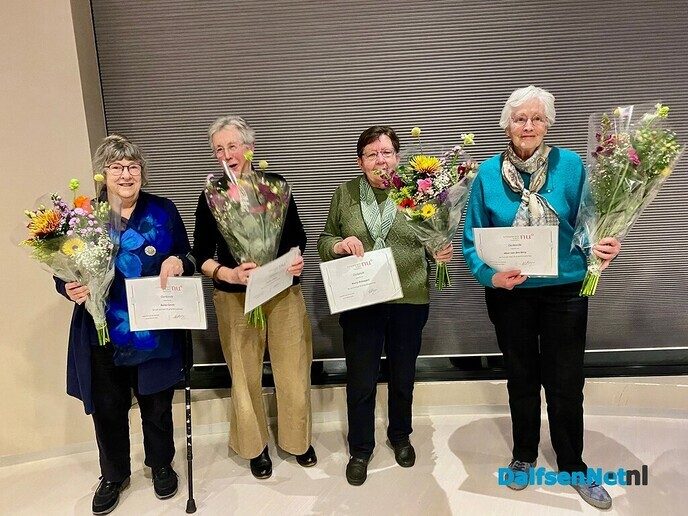 Jubilarissen gehuldigd bij de Vrouwen van Nu Dalfsen - Foto: Ingezonden foto