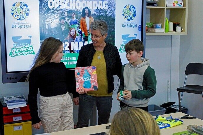 Groen Gebogen doet een boek cadeau - Foto: Ingezonden foto