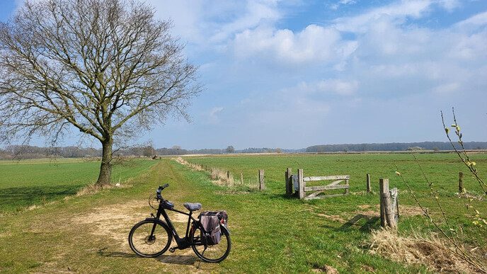 Tjerk Oosterkamp fietst over de prairie - Foto: Eigen geleverde foto