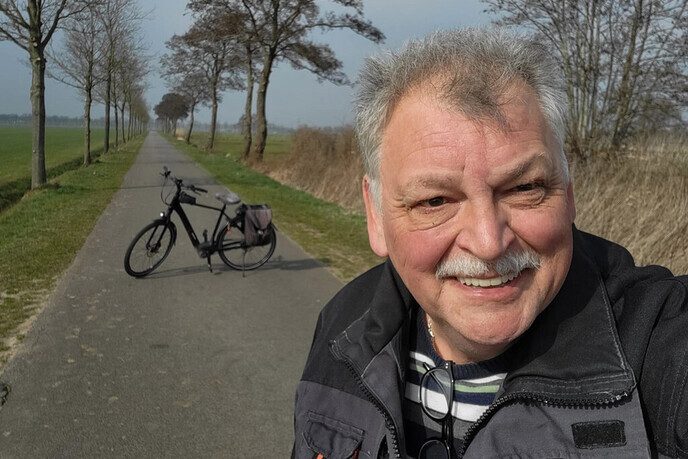 Tjerk Oosterkamp fietst over de prairie - Foto: Eigen geleverde foto