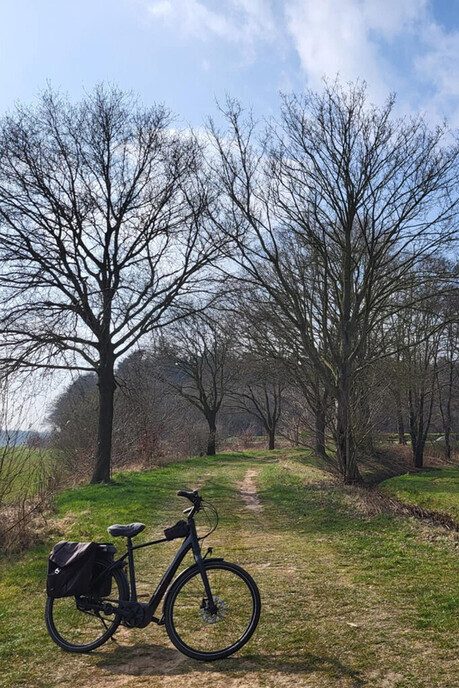 Tjerk Oosterkamp fietst over de prairie - Foto: Eigen geleverde foto