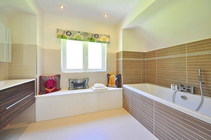 Badkamer verbouwen? Gietvloer in de badkamer en beton cire aan de wand tillen het naar een hoger niveau!