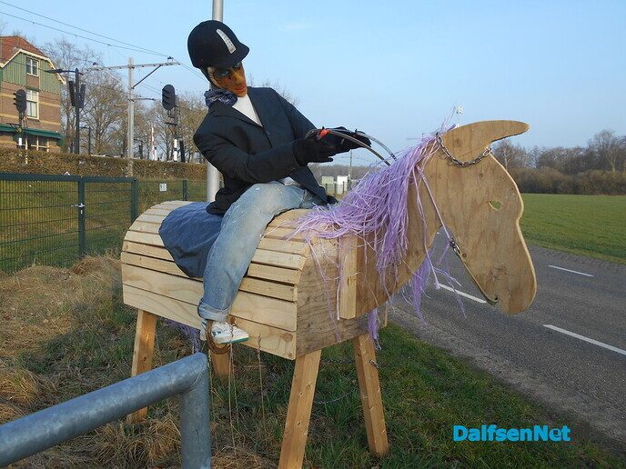 Paard met “ruiter” vliegt bijna uit de bocht
