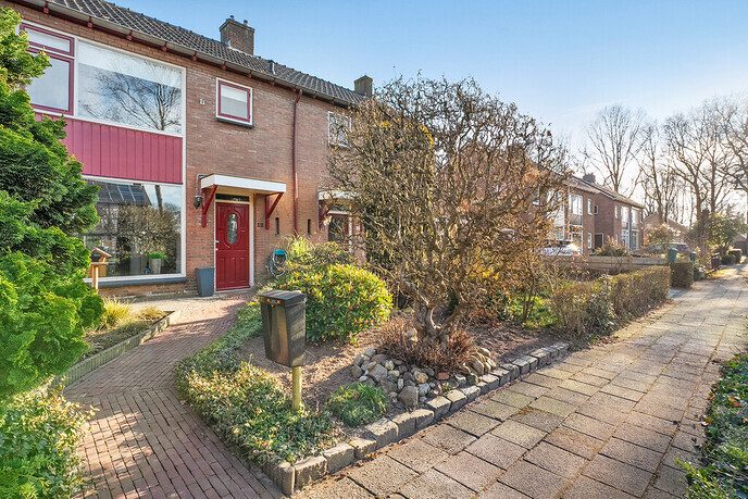 Ruime en sfeervolle tussenwoning aan de rand van Zwolle in het gezellige Wijthmen!