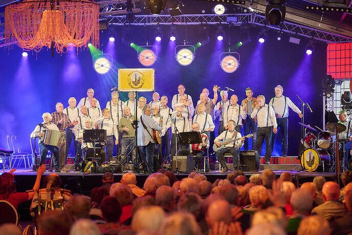 Dalfsen geniet van volle feesttent en fanatieke quizstrijd - Foto: Ingezonden foto