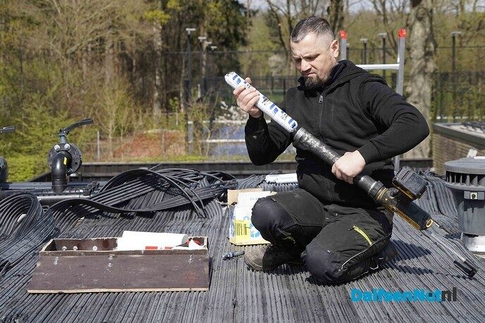 Nieuwe zonnecollectoren voor zwembad Gerner - Foto: Paul Scholten
