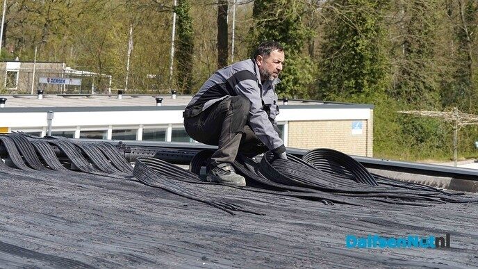 Nieuwe zonnecollectoren voor zwembad Gerner - Foto: Paul Scholten