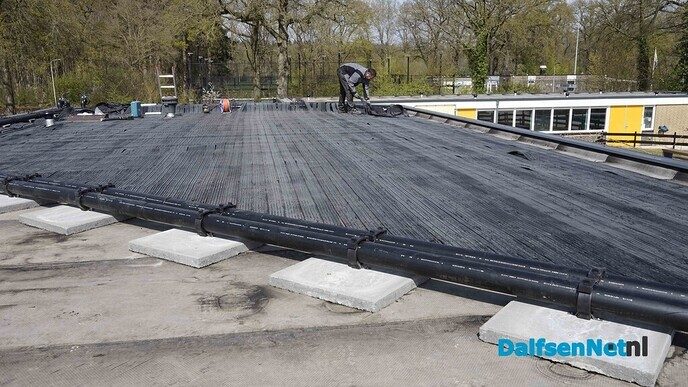 Nieuwe zonnecollectoren voor zwembad Gerner - Foto: Paul Scholten