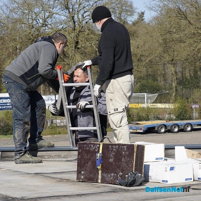 Nieuwe zonnecollectoren voor zwembad Gerner - Foto: Paul Scholten
