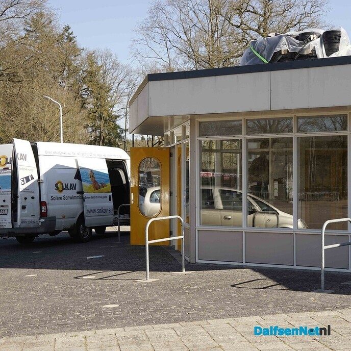 Nieuwe zonnecollectoren voor zwembad Gerner - Foto: Paul Scholten