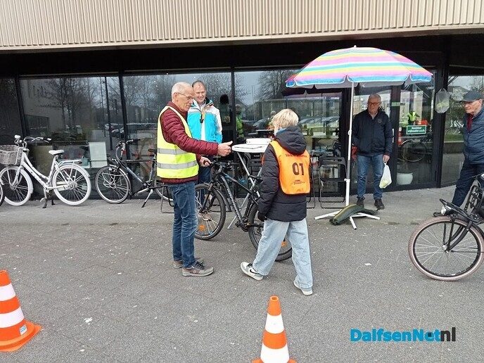 Fiets examens Dalfsen vanmorgen gestart - Foto: Wim