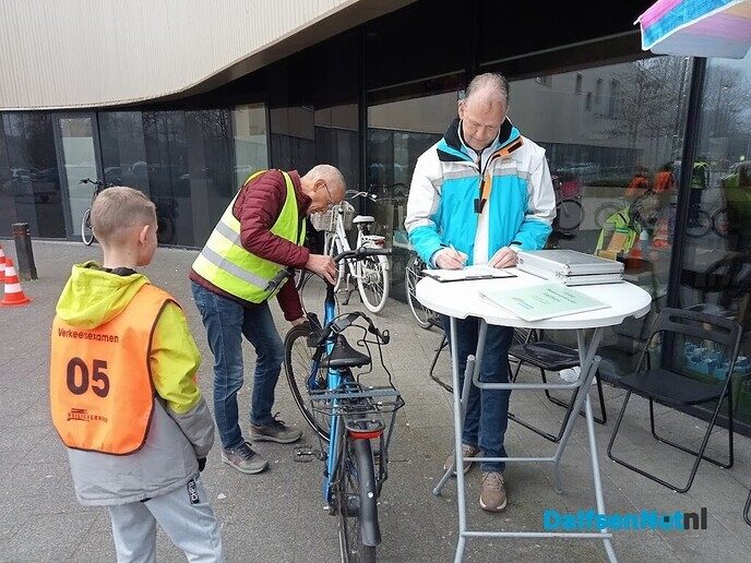Fiets examens Dalfsen vanmorgen gestart - Foto: Wim