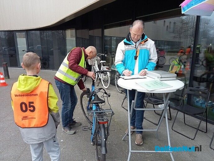 Fiets examens Dalfsen vanmorgen gestart - Foto: Wim