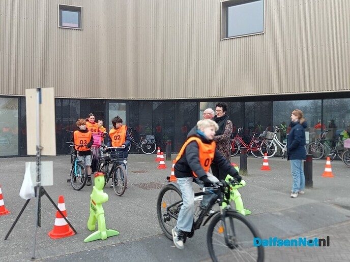 Fiets examens Dalfsen vanmorgen gestart - Foto: Wim