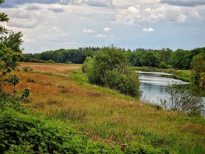 Femmie wandelt de natuurschoon te gemoed, deze keer Arrien - Foto: Femmie Smink
