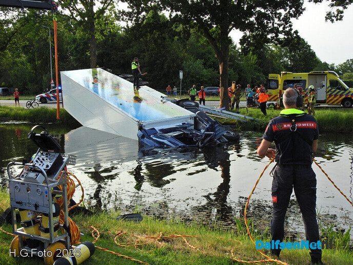 Vrachtwagen schoot water in - Foto: H.G. Foto