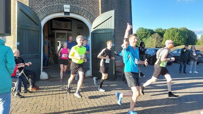 De Stuwzangers zongen voor de lopers - Foto: Ingezonden foto